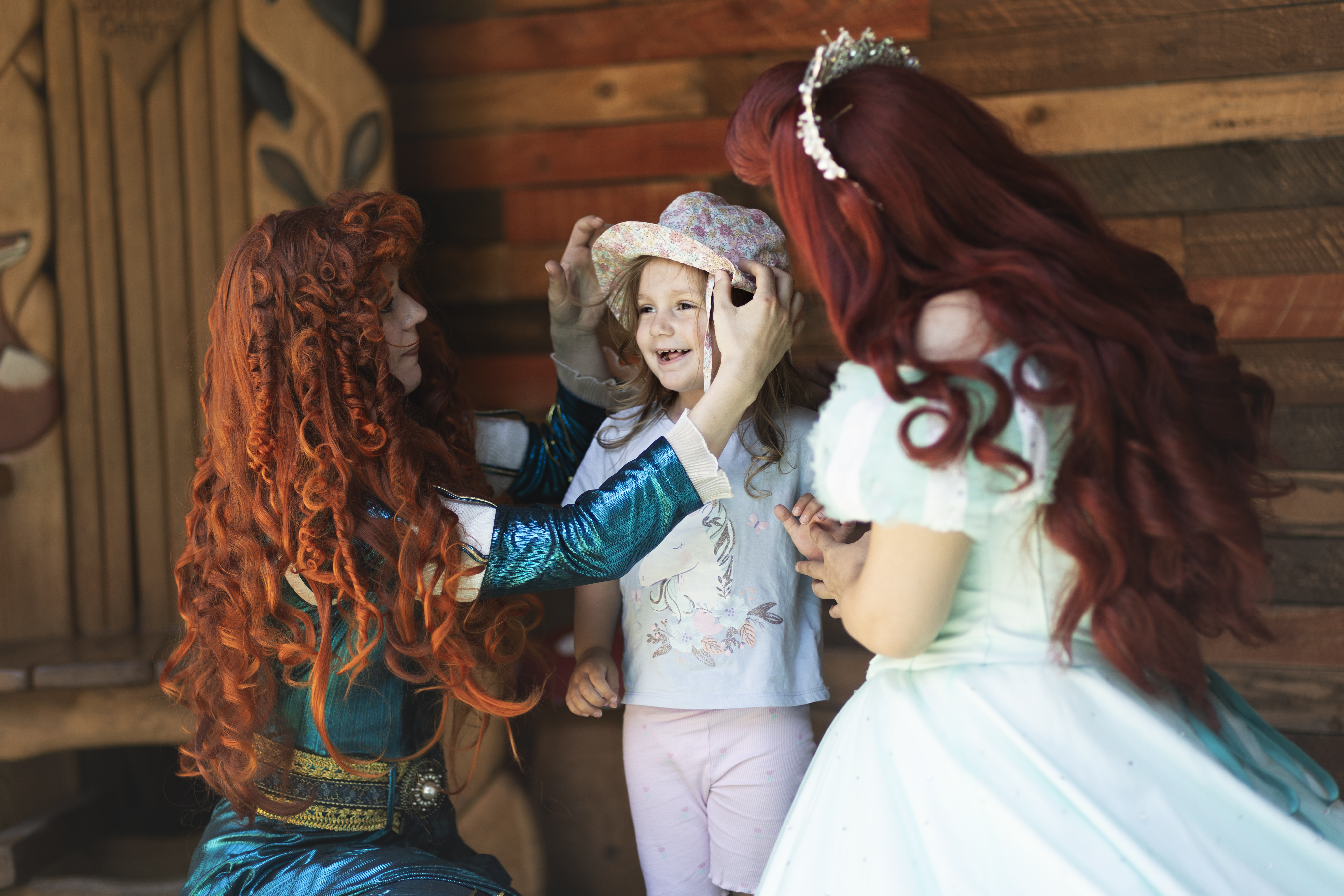 Two princess characters meet a little girl.